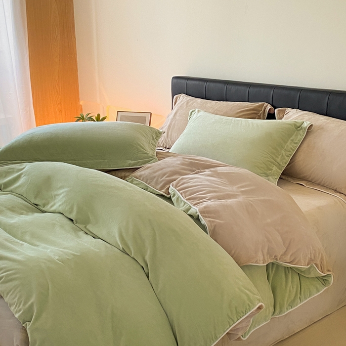 91家纺网 家纺一手货源 找家纺 ONE TWO ONE 121 【婴儿绒四件套】2025新款毛毯被子四件套单件床单被套床笠珊瑚绒牛奶绒冬被法兰绒兔毛绒滚绳款 双拼款-芽绿奶咖