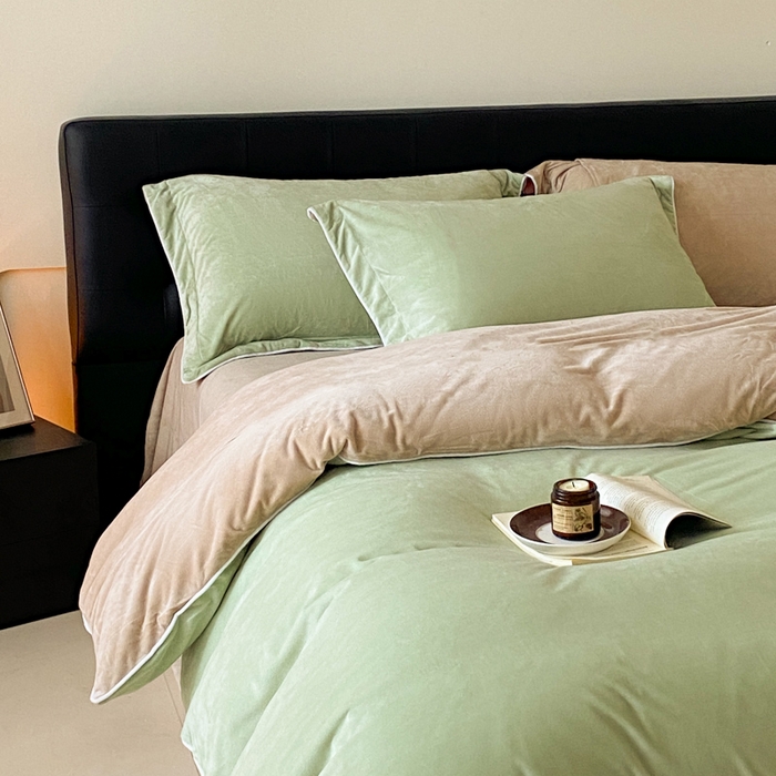 91家纺网 家纺一手货源 找家纺 ONE TWO ONE 121 【婴儿绒四件套】2025新款毛毯被子四件套单件床单被套床笠珊瑚绒牛奶绒冬被法兰绒兔毛绒滚绳款 双拼款-芽绿奶咖