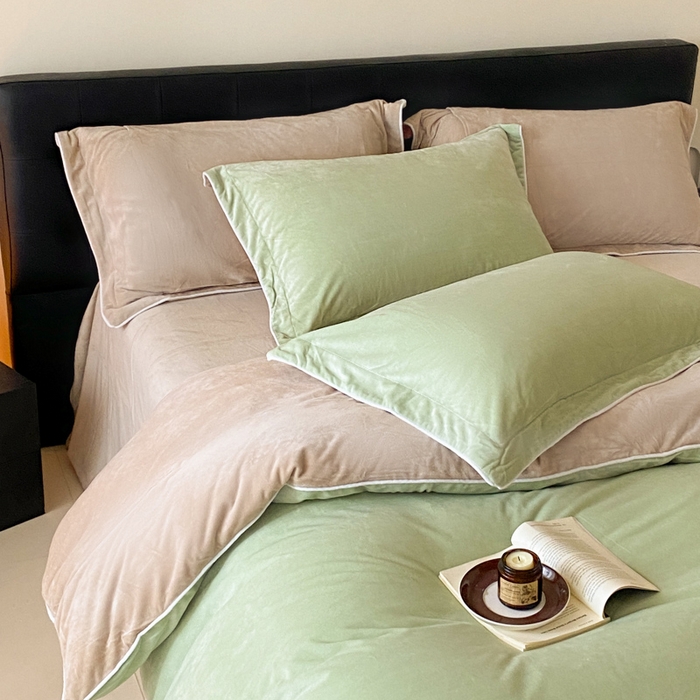 91家纺网 家纺一手货源 找家纺 ONE TWO ONE 121 【婴儿绒四件套】2025新款毛毯被子四件套单件床单被套床笠珊瑚绒牛奶绒冬被法兰绒兔毛绒滚绳款 双拼款-芽绿奶咖