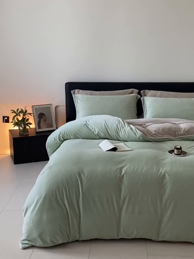 91家纺网 家纺一手货源 找家纺 ONE TWO ONE 121 【婴儿绒四件套】2025新款毛毯被子四件套单件床单被套床笠珊瑚绒牛奶绒冬被法兰绒兔毛绒滚绳款 双拼款-芽绿奶咖