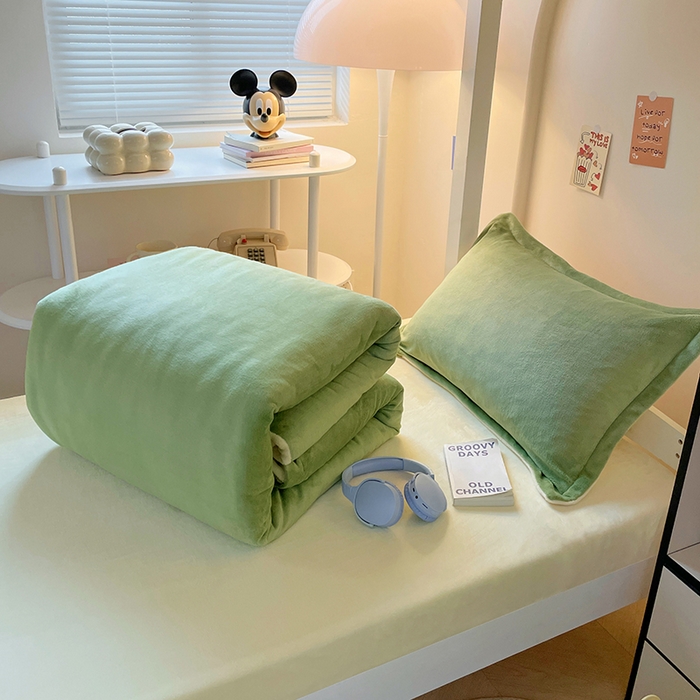 91家纺网 家纺一手货源 找家纺 锦润家纺 2025新款亲肤舒适牛奶绒三件套学生三件套上下铺三件套宿舍三件套 抹茶绿+奶昔白