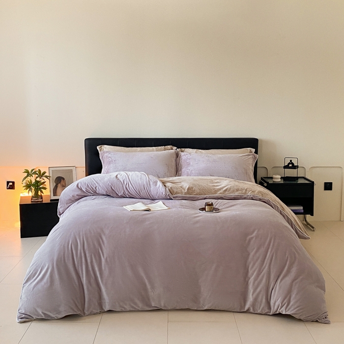 91家纺网 家纺一手货源 找家纺 ONE TWO ONE 121 【婴儿绒四件套】2025新款毛毯被子四件套单件床单被套床笠珊瑚绒牛奶绒冬被法兰绒兔毛绒滚绳款 双拼款-芋泥奶咖