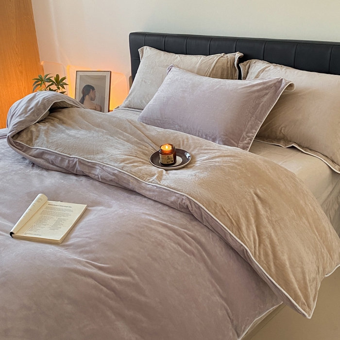 91家纺网 家纺一手货源 找家纺 ONE TWO ONE 121 【婴儿绒四件套】2025新款毛毯被子四件套单件床单被套床笠珊瑚绒牛奶绒冬被法兰绒兔毛绒滚绳款 双拼款-芋泥奶咖