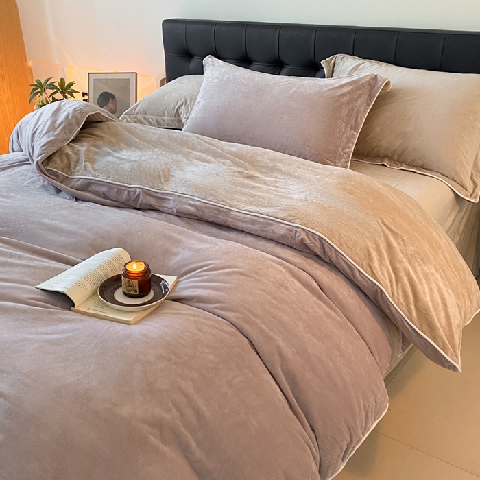 91家纺网 家纺一手货源 找家纺 ONE TWO ONE 121 【婴儿绒四件套】2025新款毛毯被子四件套单件床单被套床笠珊瑚绒牛奶绒冬被法兰绒兔毛绒滚绳款 双拼款-芋泥奶咖