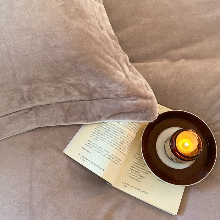 91家纺网 家纺一手货源 找家纺 ONE TWO ONE 121 【婴儿绒四件套】2025新款毛毯被子四件套单件床单被套床笠珊瑚绒牛奶绒冬被法兰绒兔毛绒滚绳款 双拼款-芋泥奶咖