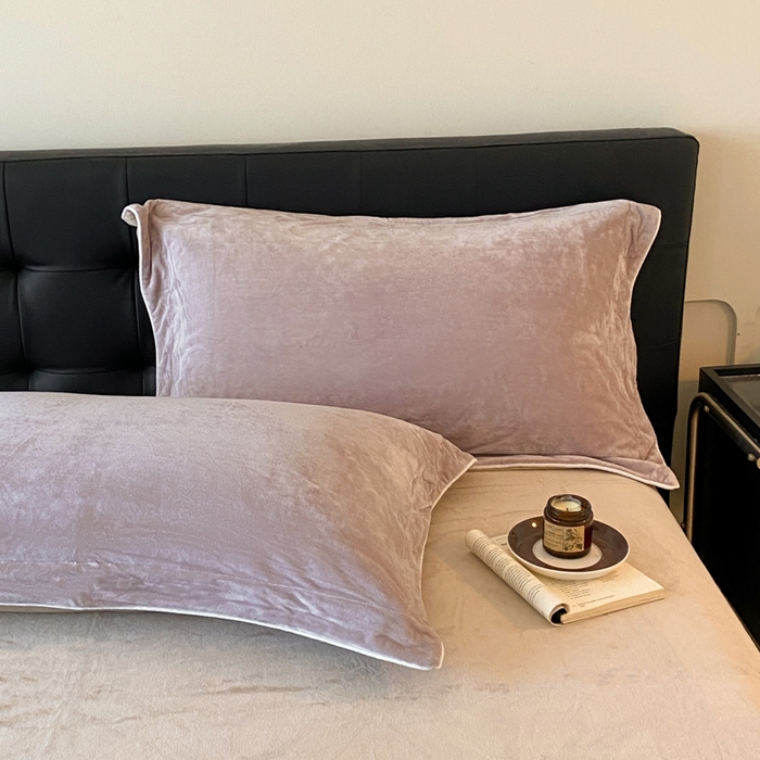 91家纺网 家纺一手货源 找家纺 ONE TWO ONE 121 【婴儿绒四件套】2025新款毛毯被子四件套单件床单被套床笠珊瑚绒牛奶绒冬被法兰绒兔毛绒滚绳款 双拼款-芋泥奶咖