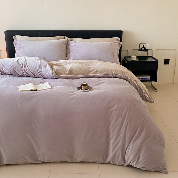 91家纺网 家纺一手货源 找家纺 ONE TWO ONE 121 【婴儿绒四件套】2025新款毛毯被子四件套单件床单被套床笠珊瑚绒牛奶绒冬被法兰绒兔毛绒滚绳款 双拼款-芋泥奶咖