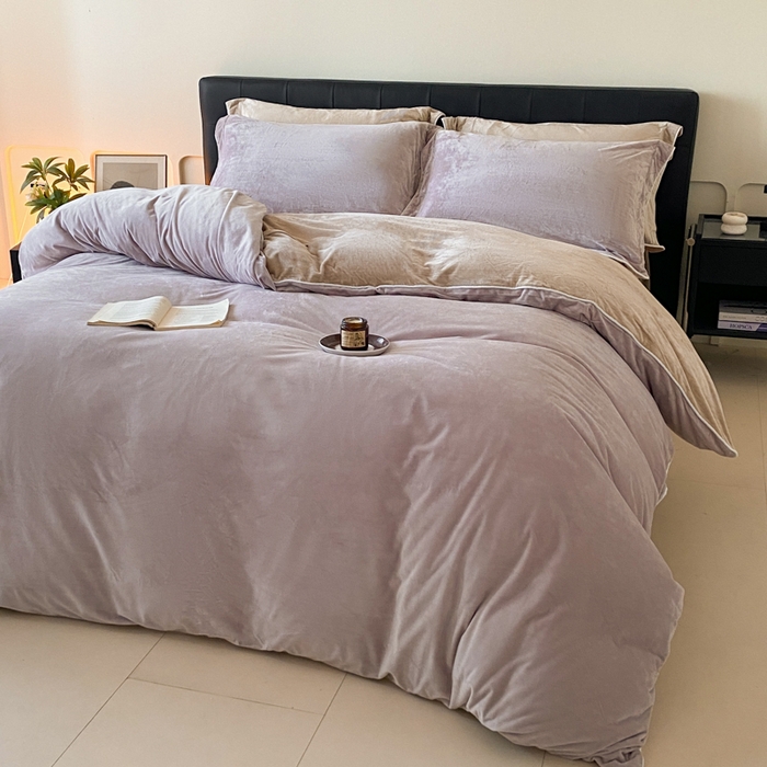 91家纺网 家纺一手货源 找家纺 ONE TWO ONE 121 【婴儿绒四件套】2025新款毛毯被子四件套单件床单被套床笠珊瑚绒牛奶绒冬被法兰绒兔毛绒滚绳款 双拼款-芋泥奶咖