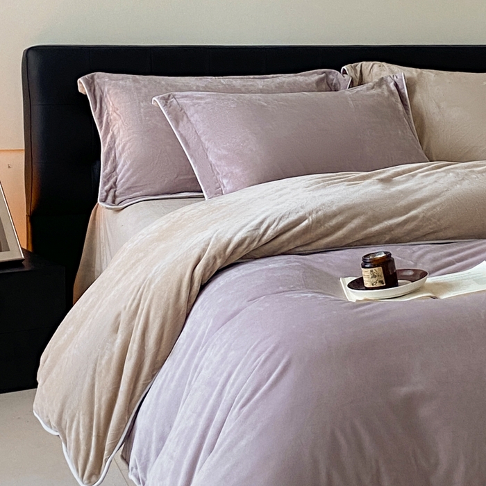 91家纺网 家纺一手货源 找家纺 ONE TWO ONE 121 【婴儿绒四件套】2025新款毛毯被子四件套单件床单被套床笠珊瑚绒牛奶绒冬被法兰绒兔毛绒滚绳款 双拼款-芋泥奶咖