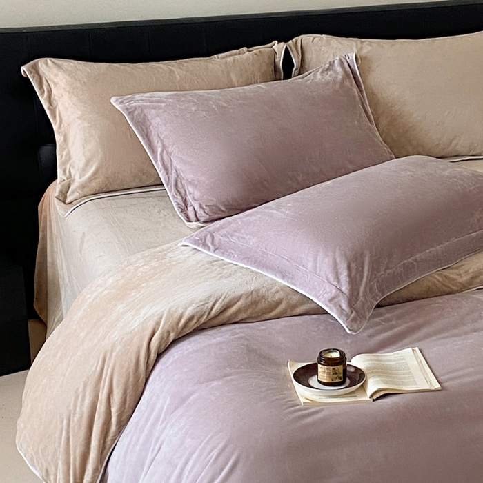 91家纺网 家纺一手货源 找家纺 ONE TWO ONE 121 【婴儿绒四件套】2025新款毛毯被子四件套单件床单被套床笠珊瑚绒牛奶绒冬被法兰绒兔毛绒滚绳款 双拼款-芋泥奶咖