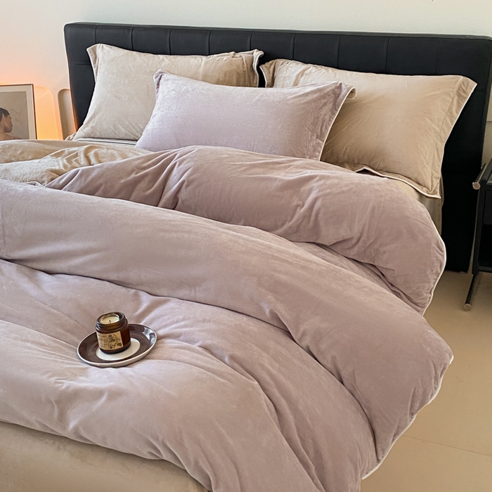 91家纺网 家纺一手货源 找家纺 ONE TWO ONE 121 【婴儿绒四件套】2025新款毛毯被子四件套单件床单被套床笠珊瑚绒牛奶绒冬被法兰绒兔毛绒滚绳款 双拼款-芋泥奶咖