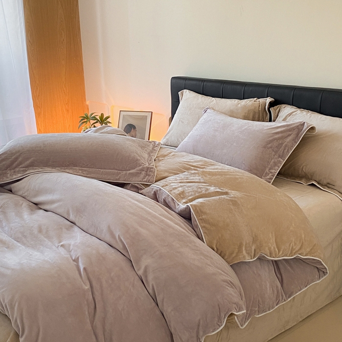 91家纺网 家纺一手货源 找家纺 ONE TWO ONE 121 【婴儿绒四件套】2025新款毛毯被子四件套单件床单被套床笠珊瑚绒牛奶绒冬被法兰绒兔毛绒滚绳款 双拼款-芋泥奶咖