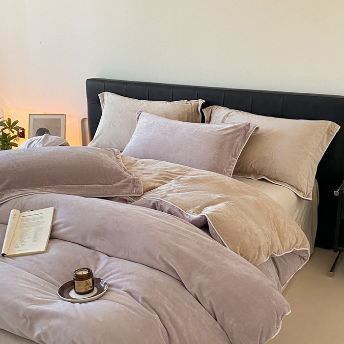 91家纺网 家纺一手货源 找家纺 ONE TWO ONE 121 【婴儿绒四件套】2025新款毛毯被子四件套单件床单被套床笠珊瑚绒牛奶绒冬被法兰绒兔毛绒滚绳款 双拼款-芋泥奶咖