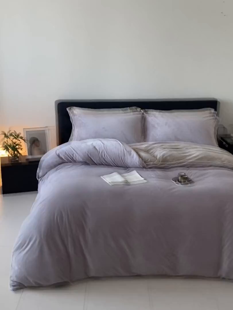 91家纺网 家纺一手货源 找家纺 ONE TWO ONE 121 【婴儿绒四件套】2025新款毛毯被子四件套单件床单被套床笠珊瑚绒牛奶绒冬被法兰绒兔毛绒滚绳款 双拼款-芋泥奶咖