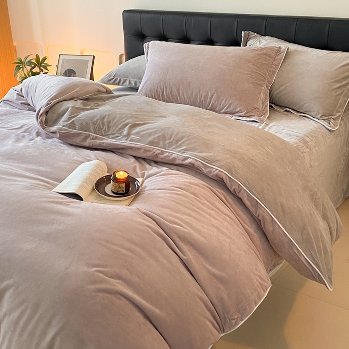 91家纺网 家纺一手货源 找家纺 ONE TWO ONE 121 【婴儿绒四件套】2025新款毛毯被子四件套单件床单被套床笠珊瑚绒牛奶绒冬被法兰绒兔毛绒滚绳款 双拼款-芋泥浅灰