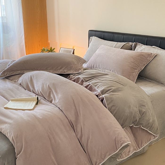 91家纺网 家纺一手货源 找家纺 ONE TWO ONE 121 【婴儿绒四件套】2025新款毛毯被子四件套单件床单被套床笠珊瑚绒牛奶绒冬被法兰绒兔毛绒滚绳款 双拼款-芋泥浅灰