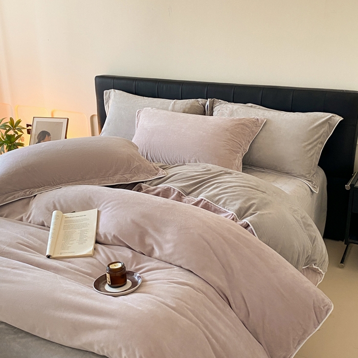 91家纺网 家纺一手货源 找家纺 ONE TWO ONE 121 【婴儿绒四件套】2025新款毛毯被子四件套单件床单被套床笠珊瑚绒牛奶绒冬被法兰绒兔毛绒滚绳款 双拼款-芋泥浅灰