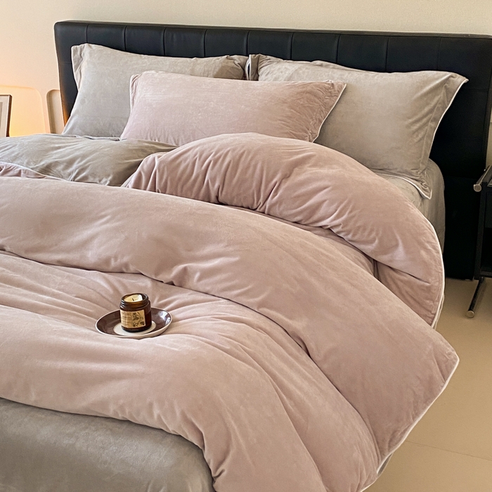 91家纺网 家纺一手货源 找家纺 ONE TWO ONE 121 【婴儿绒四件套】2025新款毛毯被子四件套单件床单被套床笠珊瑚绒牛奶绒冬被法兰绒兔毛绒滚绳款 双拼款-芋泥浅灰