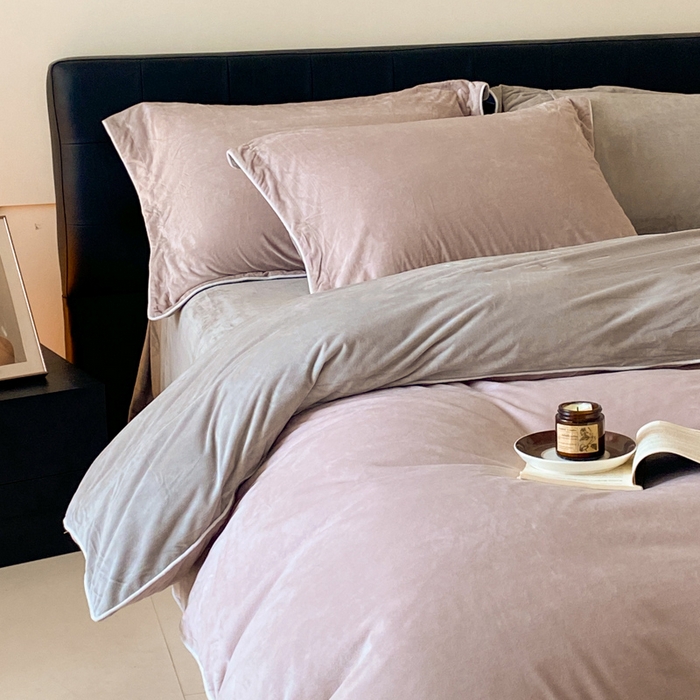 91家纺网 家纺一手货源 找家纺 ONE TWO ONE 121 【婴儿绒四件套】2025新款毛毯被子四件套单件床单被套床笠珊瑚绒牛奶绒冬被法兰绒兔毛绒滚绳款 双拼款-芋泥浅灰