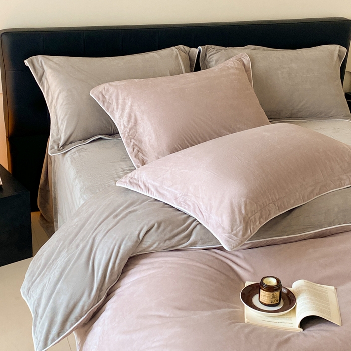 91家纺网 家纺一手货源 找家纺 ONE TWO ONE 121 【婴儿绒四件套】2025新款毛毯被子四件套单件床单被套床笠珊瑚绒牛奶绒冬被法兰绒兔毛绒滚绳款 双拼款-芋泥浅灰