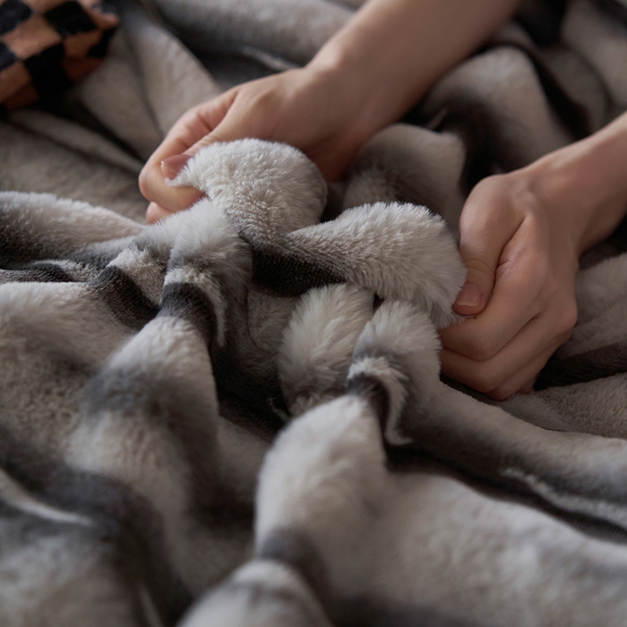 91家纺网 家纺一手货源 找家纺 眠博士 2025新款兔兔牛奶绒加厚保暖四件套 兔兔绒-条条灰