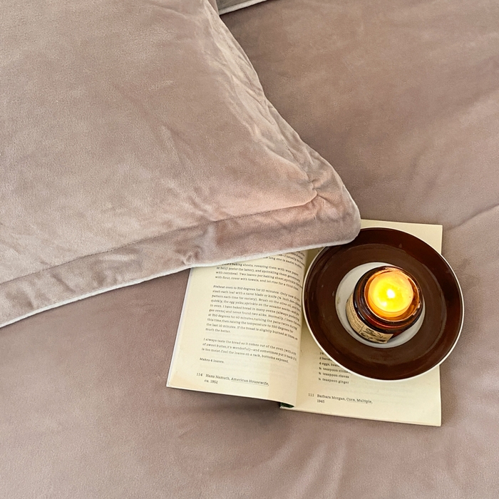 91家纺网 家纺一手货源 找家纺 ONE TWO ONE 121 【婴儿绒四件套】2025新款毛毯被子四件套单件床单被套床笠珊瑚绒牛奶绒冬被法兰绒兔毛绒滚绳款 双拼款-芋泥浅灰