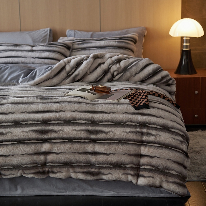 91家纺网 家纺一手货源 找家纺 眠博士 2025新款兔兔牛奶绒加厚保暖四件套 兔兔绒-条条灰