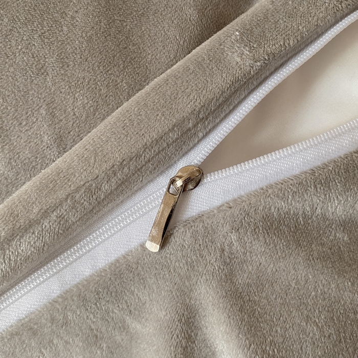 91家纺网 家纺一手货源 找家纺 ONE TWO ONE 121 【婴儿绒四件套】2025新款毛毯被子四件套单件床单被套床笠珊瑚绒牛奶绒冬被法兰绒兔毛绒滚绳款 双拼款-芋泥浅灰