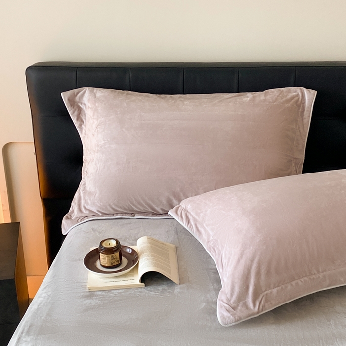 91家纺网 家纺一手货源 找家纺 ONE TWO ONE 121 【婴儿绒四件套】2025新款毛毯被子四件套单件床单被套床笠珊瑚绒牛奶绒冬被法兰绒兔毛绒滚绳款 双拼款-芋泥浅灰