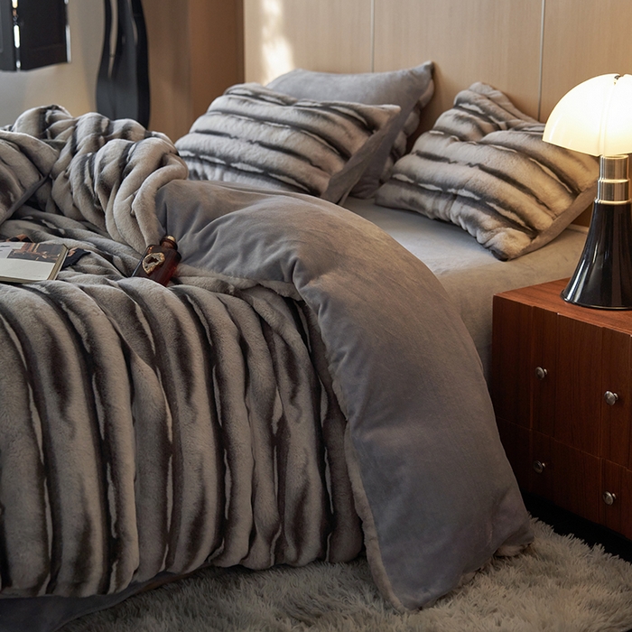 91家纺网 家纺一手货源 找家纺 眠博士 2025新款兔兔牛奶绒加厚保暖四件套 兔兔绒-条条灰