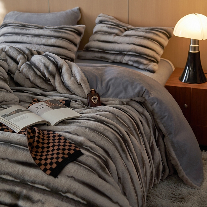 91家纺网 家纺一手货源 找家纺 眠博士 2025新款兔兔牛奶绒加厚保暖四件套 兔兔绒-条条灰