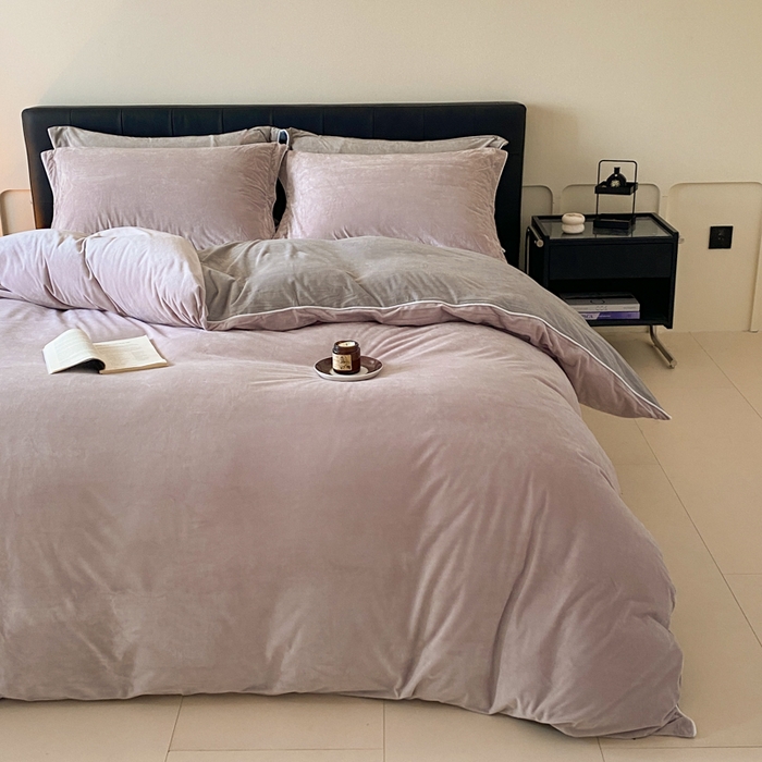 91家纺网 家纺一手货源 找家纺 ONE TWO ONE 121 【婴儿绒四件套】2025新款毛毯被子四件套单件床单被套床笠珊瑚绒牛奶绒冬被法兰绒兔毛绒滚绳款 双拼款-芋泥浅灰