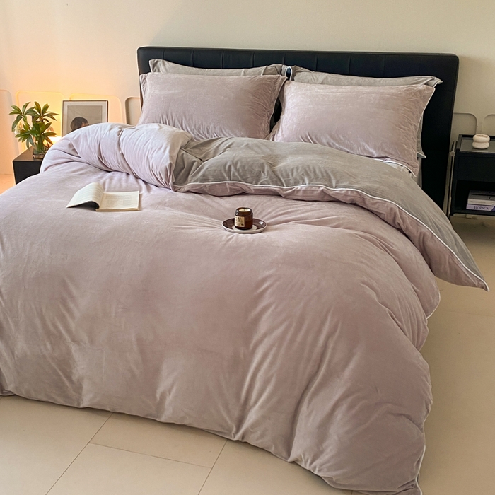 91家纺网 家纺一手货源 找家纺 ONE TWO ONE 121 【婴儿绒四件套】2025新款毛毯被子四件套单件床单被套床笠珊瑚绒牛奶绒冬被法兰绒兔毛绒滚绳款 双拼款-芋泥浅灰