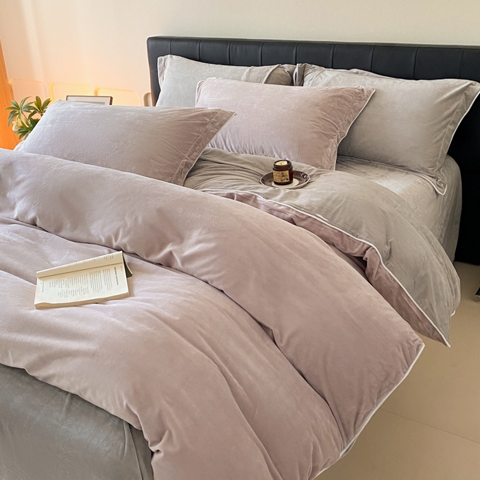 91家纺网 家纺一手货源 找家纺 ONE TWO ONE 121 【婴儿绒四件套】2025新款毛毯被子四件套单件床单被套床笠珊瑚绒牛奶绒冬被法兰绒兔毛绒滚绳款 双拼款-芋泥浅灰