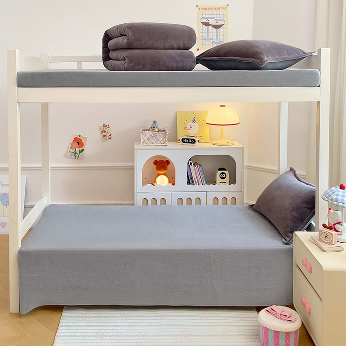 91家纺网 家纺一手货源 找家纺 锦润家纺 2025新款亲肤舒适牛奶绒三件套学生三件套上下铺三件套宿舍三件套 时尚灰