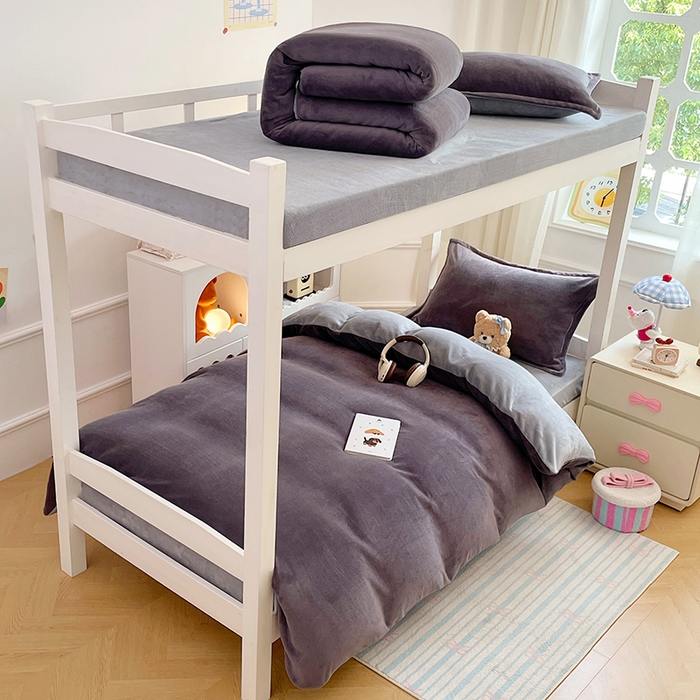 91家纺网 家纺一手货源 找家纺 锦润家纺 2025新款亲肤舒适牛奶绒三件套学生三件套上下铺三件套宿舍三件套 时尚灰