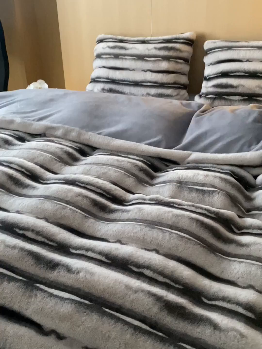 91家纺网 家纺一手货源 找家纺 眠博士 2025新款兔兔牛奶绒加厚保暖四件套 兔兔绒-条条灰