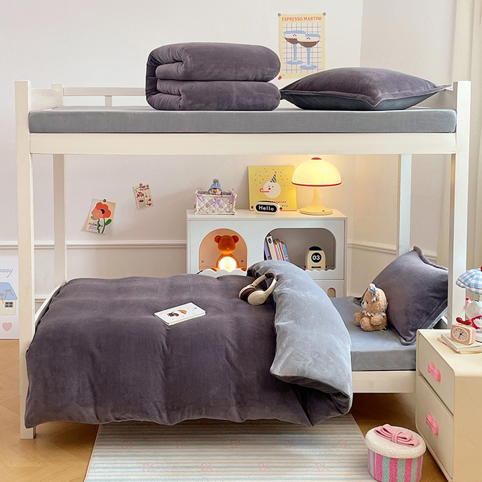 91家纺网 家纺一手货源 找家纺 锦润家纺 2025新款亲肤舒适牛奶绒三件套学生三件套上下铺三件套宿舍三件套 时尚灰