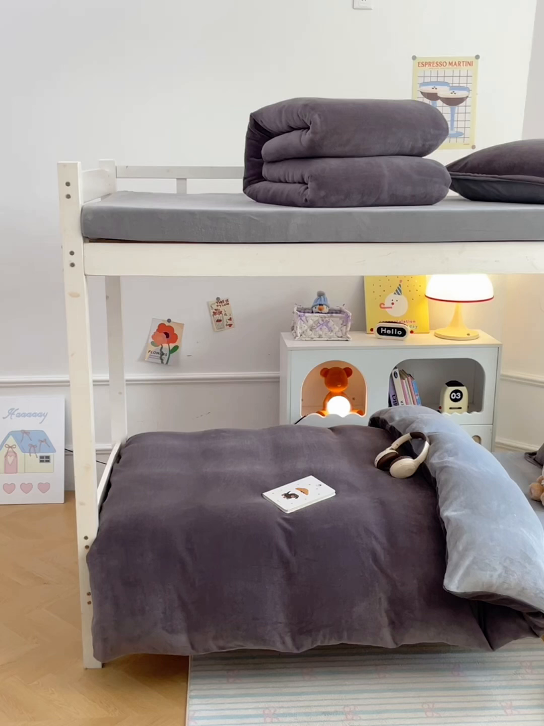 91家纺网 家纺一手货源 找家纺 锦润家纺 2025新款亲肤舒适牛奶绒三件套学生三件套上下铺三件套宿舍三件套 时尚灰