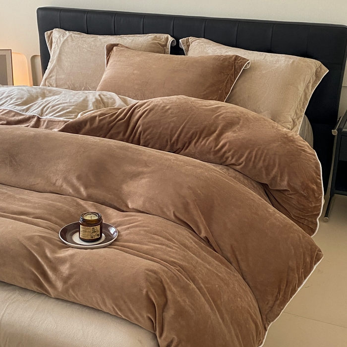 91家纺网 家纺一手货源 找家纺 ONE TWO ONE 121 【婴儿绒四件套】2025新款毛毯被子四件套单件床单被套床笠珊瑚绒牛奶绒冬被法兰绒兔毛绒滚绳款 双拼款-棕咖米咖