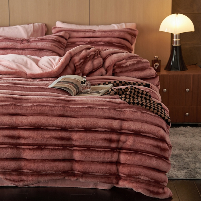 91家纺网 家纺一手货源 找家纺 眠博士 2025新款兔兔牛奶绒加厚保暖四件套 兔兔绒-条条酒粉