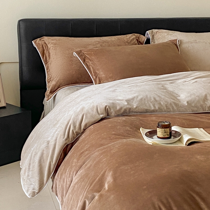 91家纺网 家纺一手货源 找家纺 ONE TWO ONE 121 【婴儿绒四件套】2025新款毛毯被子四件套单件床单被套床笠珊瑚绒牛奶绒冬被法兰绒兔毛绒滚绳款 双拼款-棕咖米咖