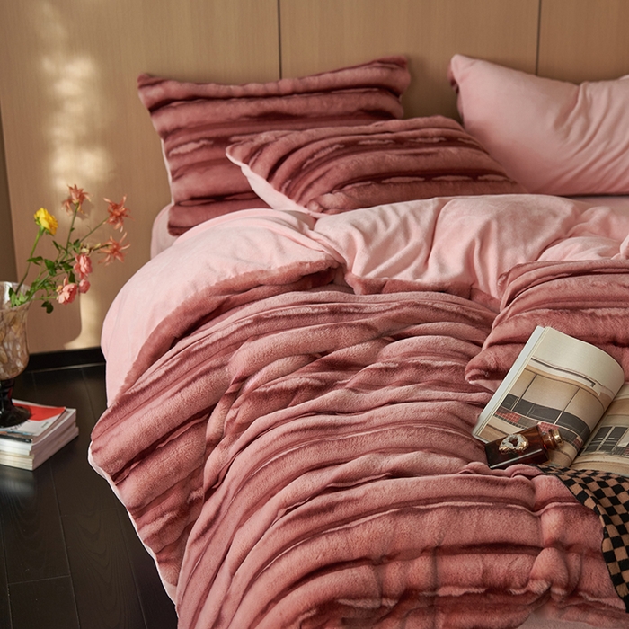 91家纺网 家纺一手货源 找家纺 眠博士 2025新款兔兔牛奶绒加厚保暖四件套 兔兔绒-条条酒粉