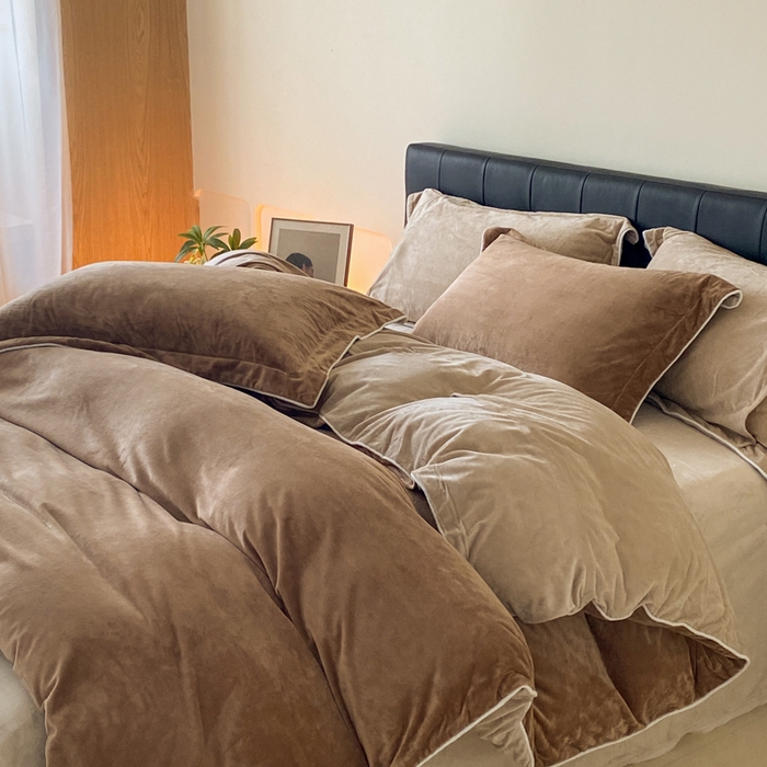 91家纺网 家纺一手货源 找家纺 ONE TWO ONE 121 【婴儿绒四件套】2025新款毛毯被子四件套单件床单被套床笠珊瑚绒牛奶绒冬被法兰绒兔毛绒滚绳款 双拼款-棕咖米咖