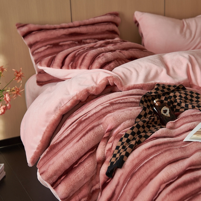 91家纺网 家纺一手货源 找家纺 眠博士 2025新款兔兔牛奶绒加厚保暖四件套 兔兔绒-条条酒粉