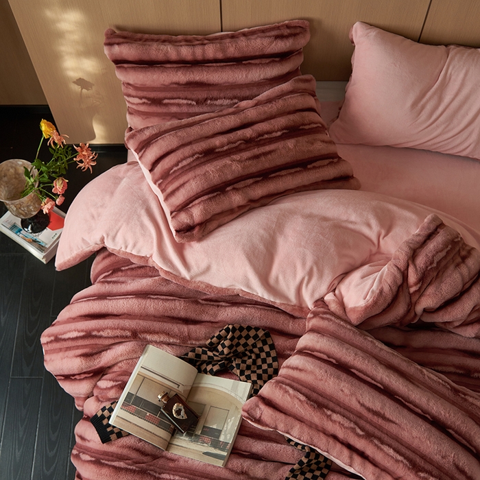 91家纺网 家纺一手货源 找家纺 眠博士 2025新款兔兔牛奶绒加厚保暖四件套 兔兔绒-条条酒粉