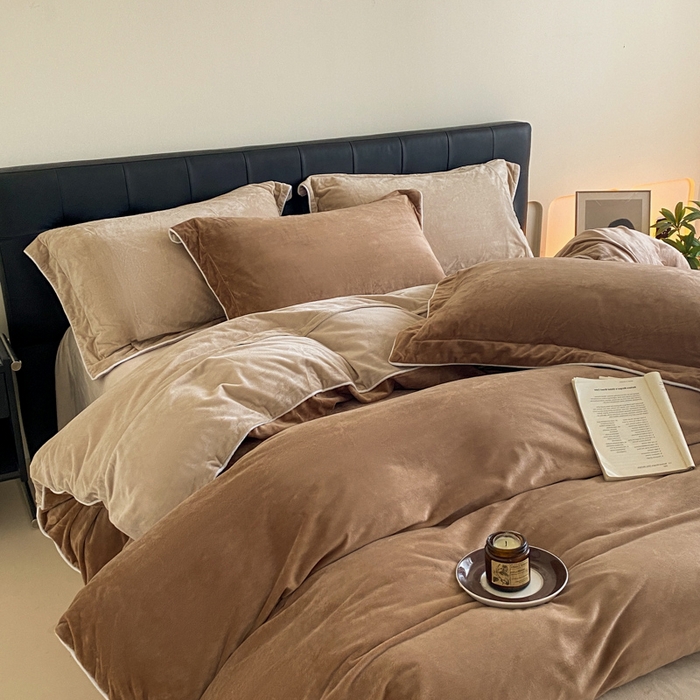 91家纺网 家纺一手货源 找家纺 ONE TWO ONE 121 【婴儿绒四件套】2025新款毛毯被子四件套单件床单被套床笠珊瑚绒牛奶绒冬被法兰绒兔毛绒滚绳款 双拼款-棕咖米咖