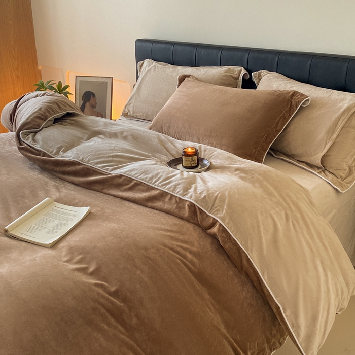 91家纺网 家纺一手货源 找家纺 ONE TWO ONE 121 【婴儿绒四件套】2025新款毛毯被子四件套单件床单被套床笠珊瑚绒牛奶绒冬被法兰绒兔毛绒滚绳款 双拼款-棕咖米咖