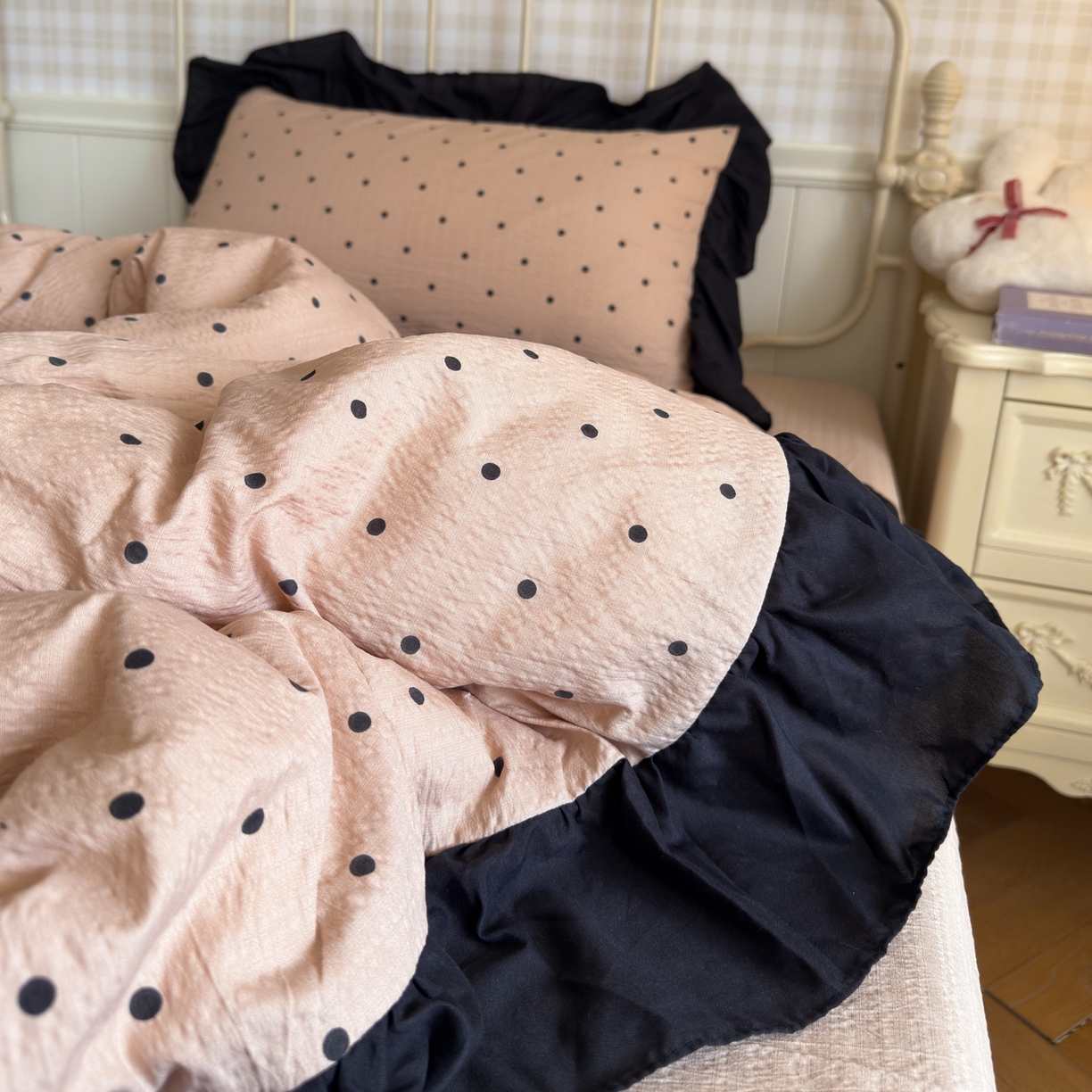 91家纺网 家纺一手货源 找家纺 优卡迪家纺馆 2025新款皱皱棉双层纱黑花边四件套 波点生活-杏