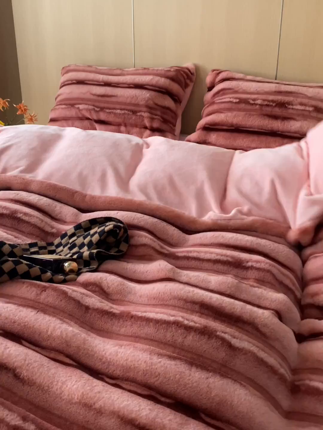 91家纺网 家纺一手货源 找家纺 眠博士 2025新款兔兔牛奶绒加厚保暖四件套 兔兔绒-条条酒粉